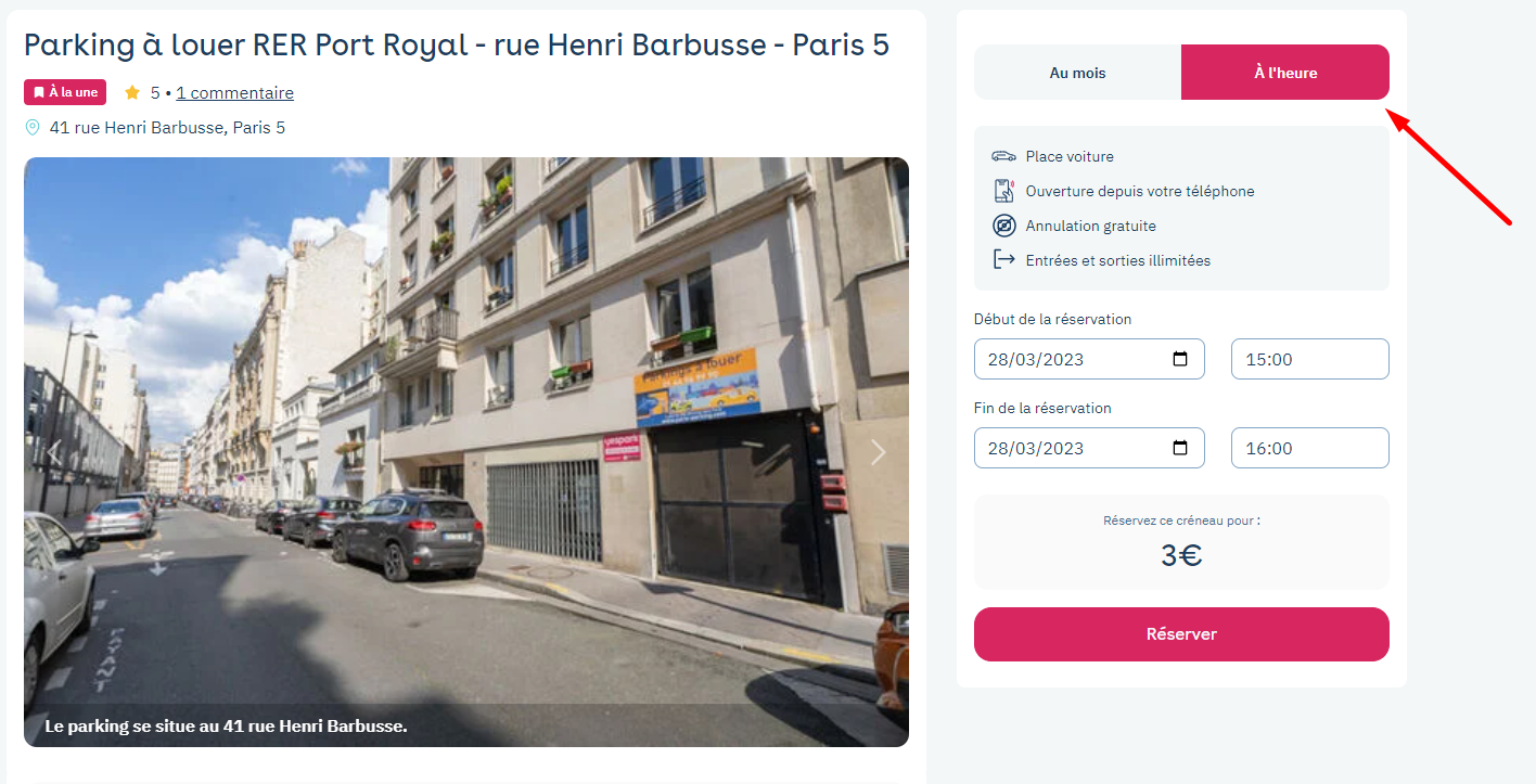 Ficha del parking en la web de Yespark: pestaña Por horas señalada con una flecha, franja de reserva y precio