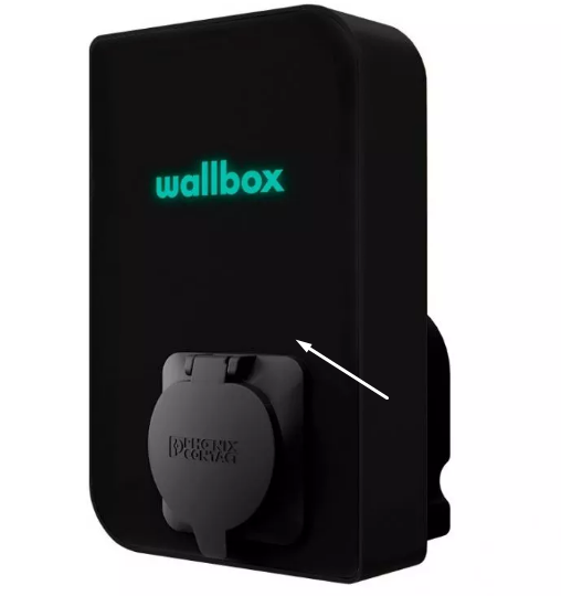 Punto de recarga Wallbox negro, una flecha indica la zona donde pasar el mando